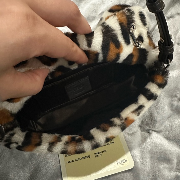 Fendi baguette phone pouch - Picture 5 of 10